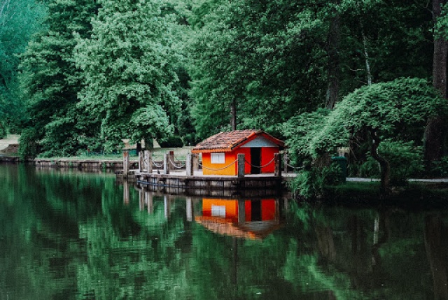 Atatürk Arboretumu’da Sarıyer ilçesinde yer alır. Burası, Kemerburgaz- Bahçeköy yolu üzerinde, ağaç ve odunsu bitkilerin sergilendiği geniş bir yeşillik alandır. Mutlaka görülmesi gerekenler listesine burayı da ekliyoruz…

