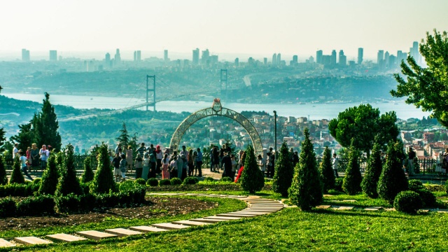 İstanbul’un tüm manzarasını adeta kuşbakışı görebileceğiniz en güzel nokta Çamlıca Tepesi’dir. Buradan tüm İstanbul adeta ayaklarınızın altında gibi hissedeceksiniz. Ayrıca tepede yapılan dünyanın en büyük Çamlıca Camii’ni de gezip görme imkânı bulmuş olacaksınız.

