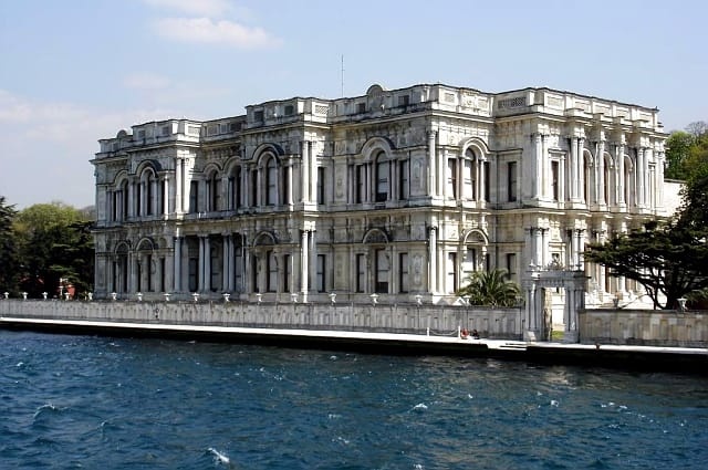 Saray, Üsküdar’ın Beylerbeyi semtinde bulunuyor. Burayı Sultan Abdülaziz 1861-1865 yıllarında ünlü mimar Sarkis Balyan'a yaptırtmıştır. Zamanında bu saray Osmanlı sultanlarının dinlenme yeri yabancı devlet adamları için de konukevi olarak kullanılmıştır. Saray günümüzde ziyaretçilere açıktır.

