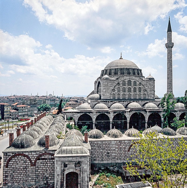 Üsküdar’da gezilecek tarihi yerlerden biri diğeri de Mihrimah Sultan Camii ve Külliyesi’dir. Kanuni Sultan Süleyman’ın kızı adına Mimar Sinan’a yaptırılan Mihrimah Sultan Camii ve Külliyesi, Üsküdar’da Osmanlı eserleri arasındaki görülebilecek en nadide eserler arasında yer almaktadır. Mutlaka gezip görmelisiniz diye düşünüyoruz.

