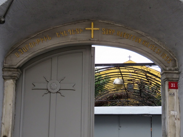 Surp Garabet Kilisesi Üsküdar’da bulunuyor. Kilise bir Ermeni kilisesidir. 1593'ten önce inşa edilen kilise 1617 ve 1727 tarihlerinde yenilenmiş daha sonra sırasıyla, 1844, 1887, 1888'de çıkan yangın ve felaketlerde tekrar yapılmıştır. En son 2006 yılında restore edilerek ziyarete ve Ermeni vatandaşları için ibadete açılmıştır.

