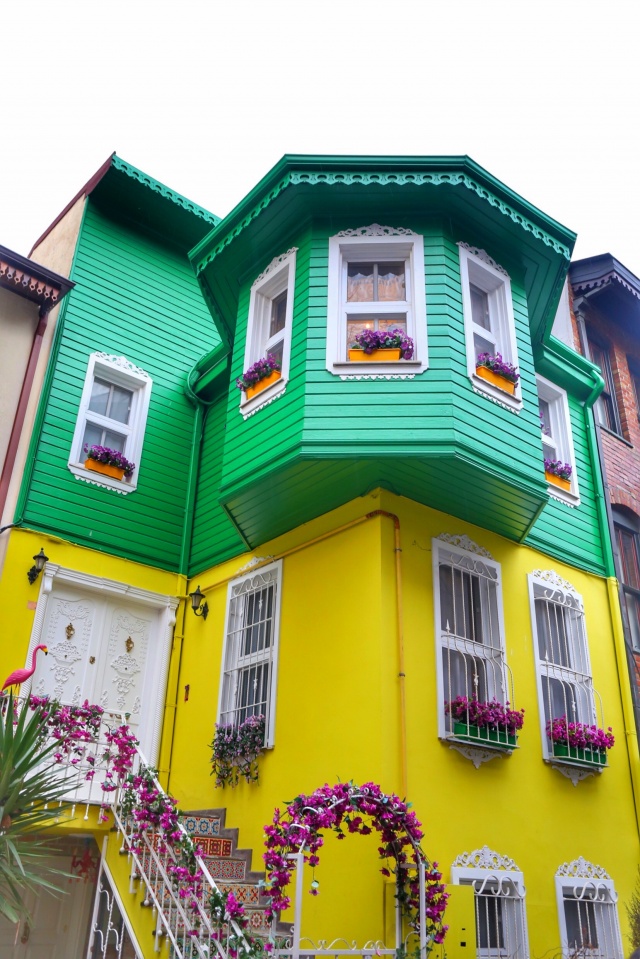 İstanbul Boğazı’nın Üsküdar tarafının sahili boyunca uzanan ve eski tarihi rengarenk ahşap evlerle sıralı olan Kuzguncuk’u gezmemek olmaz. Burası son durağımızdı. Şimdi Kadıköy ilçesine uğrayalım.

