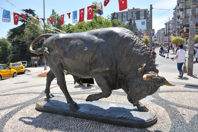 Kadıköy’üm tam ortası, Boğa Heykeli. Herkes burada buluşur, Kadıköy’de tüm yollar Boğa Heykeli’ne çıkar. Yolunuzun buraya çıkacağını peşin peşin söyleyelim. Siz fotoğrafınızı en güzel hangi açıdan çekeceksiniz onu düşünün.

