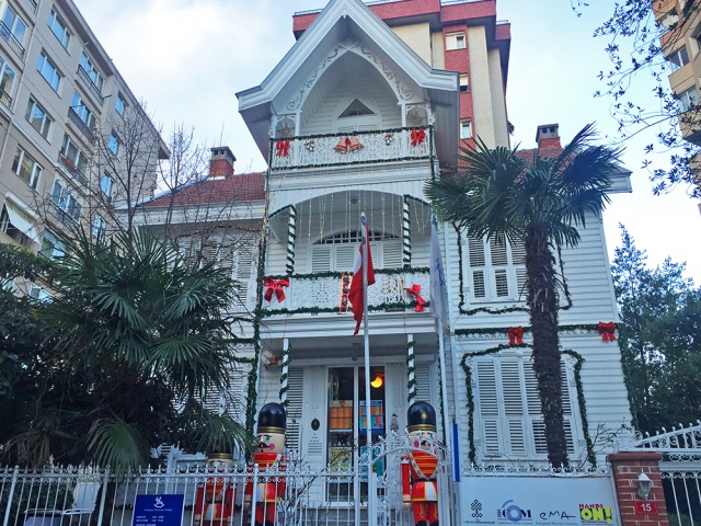 İstanbul Oyuncak Müzesi’nde bir sürü nostaljik oyuncaklar bulunuyor. Özellikle çocuklu aileler diyoruz ama öyle oyuncaklar var ki 50 yaşında da olsanız inanın siz de çocukluğunuza şöyle bir gidip geleceksiniz hayalen. Mutlaka uğramalısınız.

