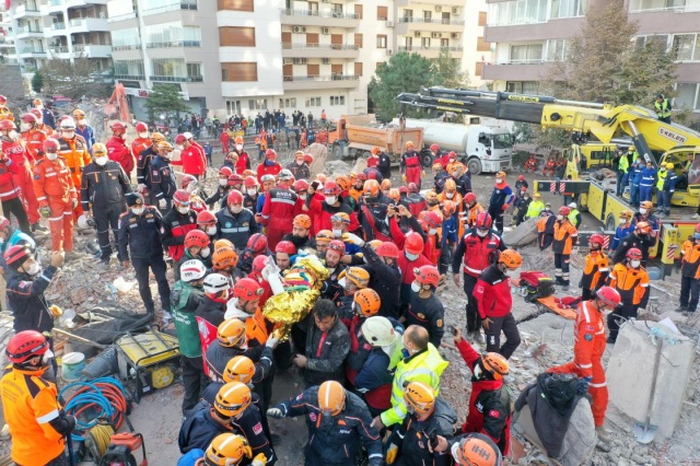 İzmir'de cuma günü meydana gelen depremden 91 saat sonra, Rıza Bey Apartmanı'nın enkazından bir kız çocuğu çıkarıldı.