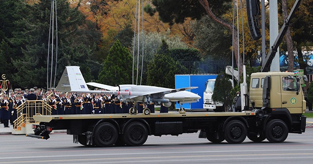 Ermenistan işgalindeki Azerbaycan topraklarının kurtarılması dolayısıyla Başkentin ünlü Azadlık Meydanı'nda düzenlenen Zafer Geçidi Töreni düzenlendi. Törende Bayraktar İHA ve SİHAlarda yer aldı
