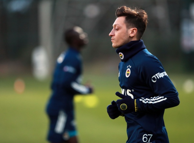 Fenerbahçe’de yarın oynanacak olan Kayserispor maçı hazırlıkları tamamlanırken, yeni transfer Mesut Özil takımla birlikte ilk antrenmanına çıktı.