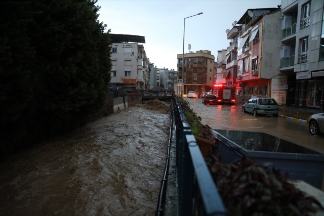 İzmir'de sağanak yaşamı olumsuz etkiledi.