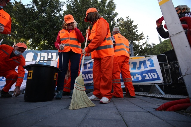 Duruşma öncesi İsrail polisi, mahkemenin çevresindeki birçok yolu trafiğe kapatırken, bir grup Netanyahu karşıtı da mahkeme yakınında gösteri düzenledi. 