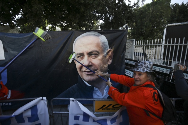 İsrail ve uluslararası basının yoğun ilgi gösterdiği duruşmada Netanyahu ve avukatları hazır bulundu.