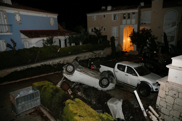 İzmir'in Çeşme ilçesinde meydana gelen hortum ve aşırı rüzgar nedeniyle 16 kişi yaralandı.

