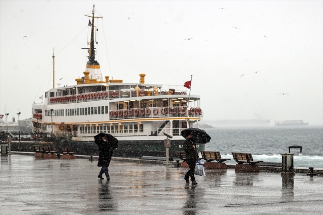 İstanbul'da sabah saatlerinde başlayan kar yağışı, Kadıköy Meydanı ve çevresinde etkili oldu.
