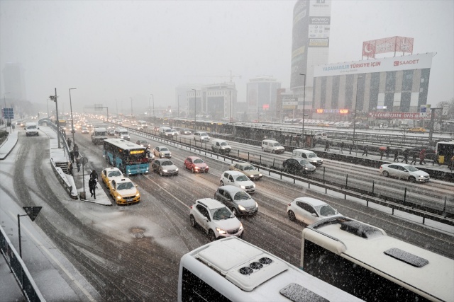 İstanbul'da sabah saatlerinde başlayan kar yağışı, Cevizlibağ ve çevresinde etkili oldu.
