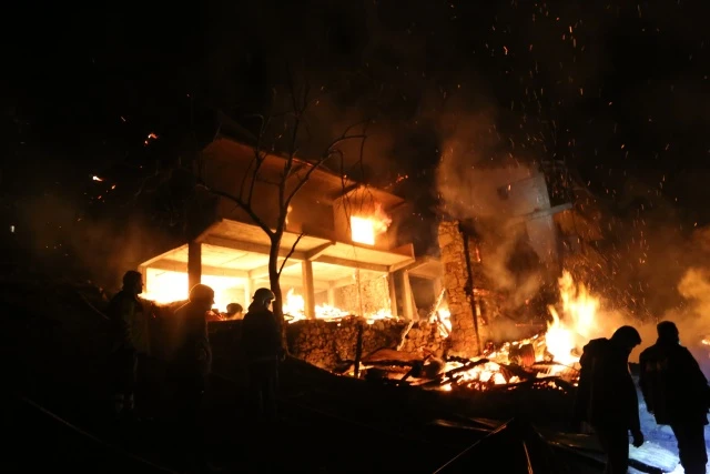 Akşam saatlerinde çıkan yangın itfaiye ekiplerinin müdahalesi ile kontrol altına alındı.