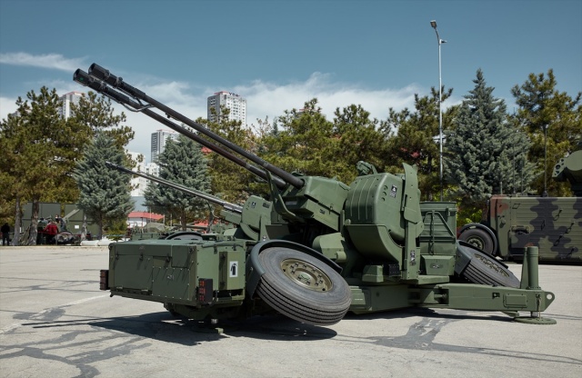 Ateş İdari Cihazı Takımı'nın, kritik tesisler ile sabit askeri birliklerin hava savunmasının etkin şekilde gerçekleştirilmesi amacıyla en güncel teknolojiye dayalı alçak irtifa hava savunma çözümü sunduğunun altını çizen Demir, şunları kaydetti:

