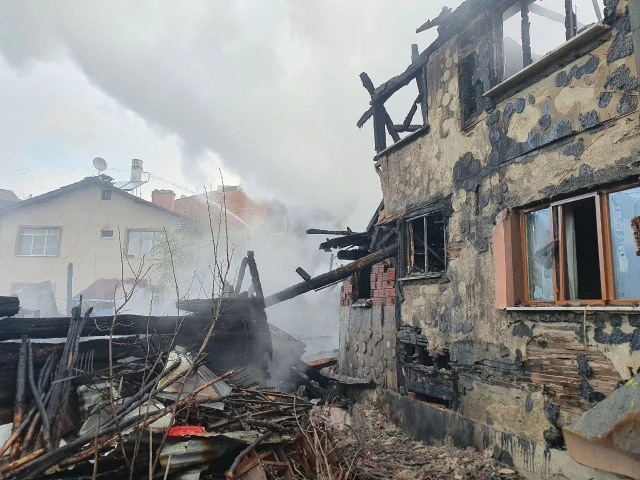 Kastamonu’da Kırkçeşme Mahallesinde dün gece saatlerinde çıkan yangın sonucu 4 ev ve 1 odunluk kullanılmaz hale gelirken, yangının boyutu gün ağarınca ortaya çıktı.