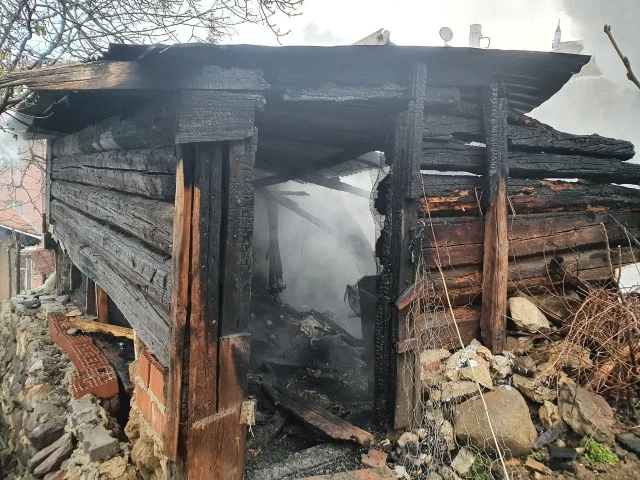 Çıkan yangın itfaiye ekiplerinin müdahalesi ile uzun uğraşlar sonucunda kontrol altına alınırken, yangında 4 ev ile odunluk kullanılamaz hale geldi.