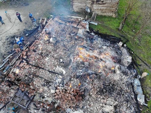 Soğutma çalışmalarının devam ettiği yangında 89 yaşındaki Fatma Yılmaz ile 65 yaşındaki kızı Cemile Yılmaz alevlerin arasında kalarak hayatlarını kaybetti.