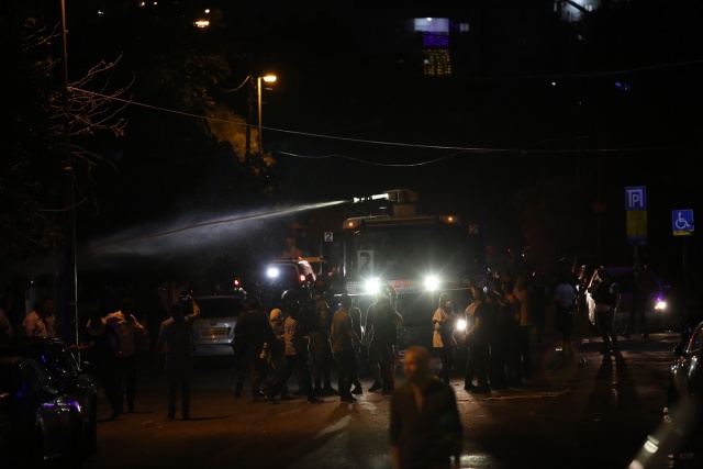 Bölgede gerginlik arttı. Protesto anında İsrail polisi güç kullandı. Göstericilere tazyikli su sıktı. Arbede yaşandı.
