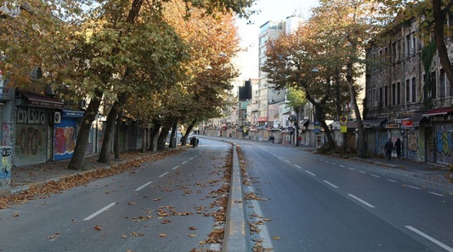 Gözlerim acıyor uykusuzluktan. Bakanlıkta ben toplantı yaparken, yardımcılarımız valilerle toplantı yapıyor. Tedbirleri konuşuyoruz. 