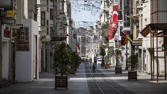 17. Sebze/meyve ve su ürünleri toptancı halleri ile buralarda çalışanlar,

18. Ekmek üretiminin yapıldığı fırın ve/veya unlu mamul ruhsatlı işyerleri, üretilen ekmeğin dağıtımında görevli olan araçlar ile buralarda çalışanlar, 