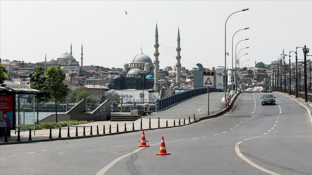 31. ÖSYM tarafından ilan edilen sınavlar ile merkezi düzeyde planlanan sınavlara katılacağını belgeleyenler (bu kişilerin yanlarında bulunan eş, kardeş, anne veya babadan bir refakatçi) ile sınav görevlileri,

32. İl/İlçe Umumi Hıfzıssıhha Kurullarınca izin verilen, şehirlerarası karayolları kenarında bulunan dinleme tesislerinde yer alan yeme-içme yerleri ve buralarda çalışanlar, 