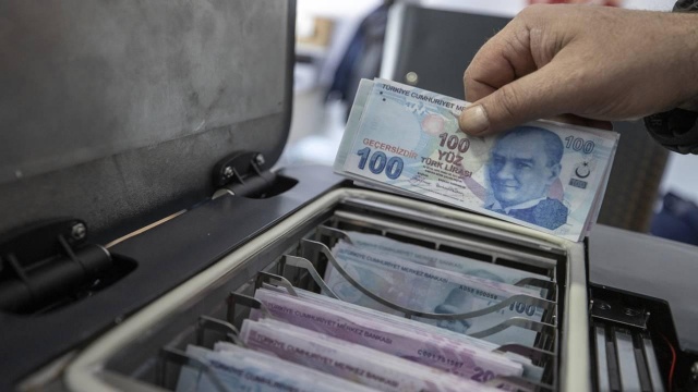 Toplamda 1 milyon 150 bini aşkın işletmeyi kapsayan bu gruba bir defaya mahsus 3 bin lira hibe desteği vereceğiz. Toplamda 4 milyar 602 milyon liralık kaynağı karşılıksız olarak veriyoruz
