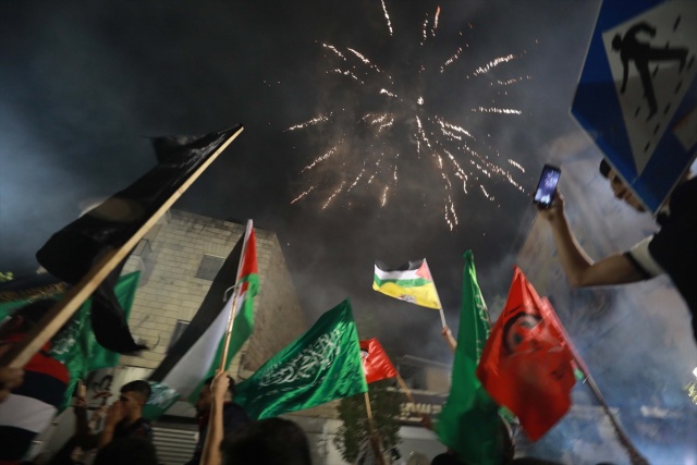 Başta Ramallah olmak üzere Batı Şeria'daki kentlerde de sokaklara çıkan gençler, Gazze'deki Filistin direniş gruplarına destek sloganları attı.