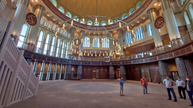 Taksim Camii altıgen bir tambura oturuyor.