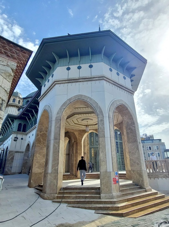 Taksim Camii'nin cephesinde Bursa ve Antalya yöresinden taşlar mekanik montaj ile kullanıldı.