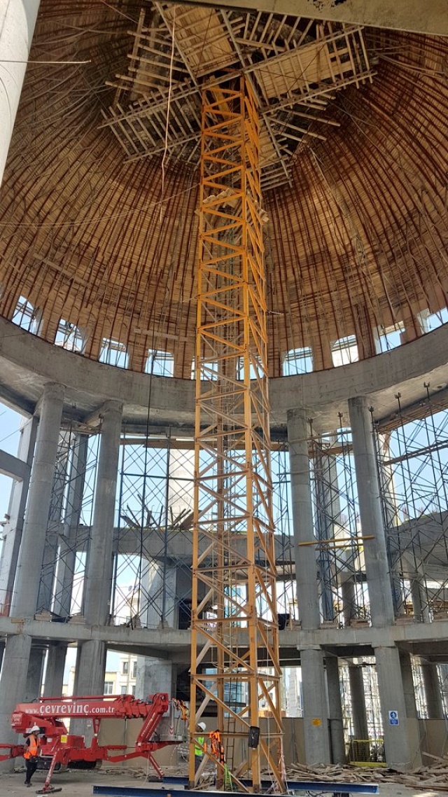 Taksim meydanında büyük bir eksikliği giderecek caminin Mimarisi geleneksel üslubun betonarme inşaat teknolojisi ile harmanlanması ile ortaya çıkmış neoklasik bir tarzda. 