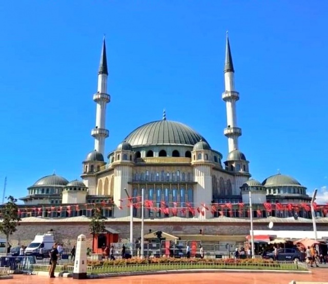 Taksim Camii'nin kubbe yüksekliği 33 metre, kubbe çapı 24.5 metredir. ( Süleymaniye Camii'nin kubbe çapında 3 metre ufaktır) Minarelerinin yüksekliği 64.80 metredir. 