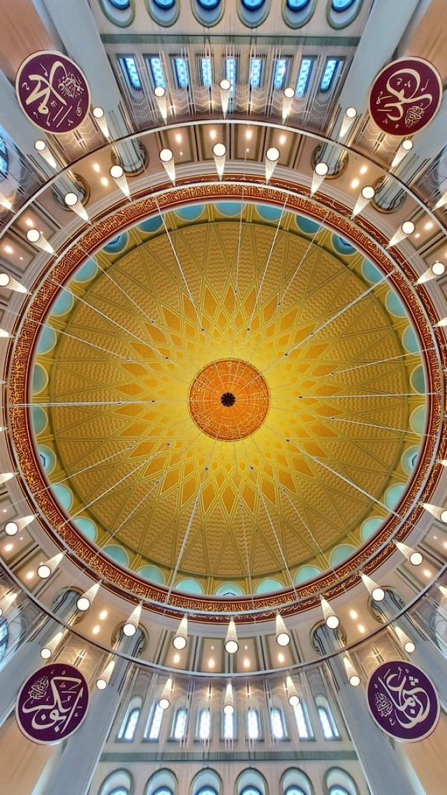 Taksim Camii'nin yazıları hattat Davut Bektaş tarafından yazıldı. Nakış işleri Nakkaş Adem Turan'ın eseridir.