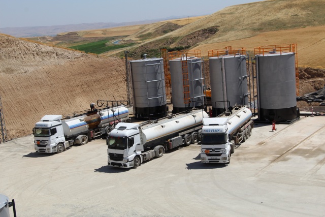 Diyarbakır’ın Bismil ilçesine bağlı Akbaş Köyü’nde petrol çıktı. Köyün muhtarı mercimek ektikleri arsadan petrol fışkırdığını söyledi. Köy halkı olarak büyük sevinç yaşadık dedi.