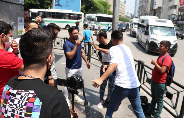 Bunlardan biri de Adana’da yaşayan Said Rammo oldu. Rammo, daha fazla seyredilmek için arkadaşı Ferdi Demircan’ı, Seyhan ilçesi Atatürk Caddesi’nde bir direğe bağladı. 