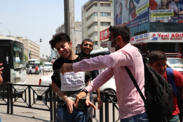 Üzerine de “Tokat atan 1 TL, kafasında yumurta kıran 5 TL kazanır” şeklinde yazı astı. Bunu görenler de para karşılığında gence tokat atıp kafasında yumurta kırdı. 