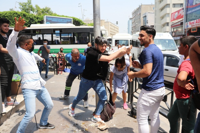 Bazı vatandaşlar ise Rammo’ya tepki gösterip arkadaşını bantlardan kurtarmaya çalıştı. 