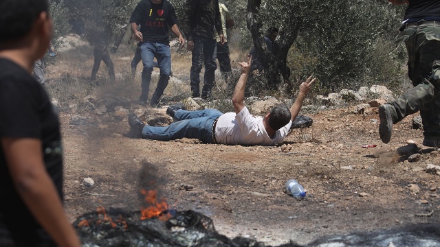 Filistinliler, Batı Şeria'da yer alan Nablus kentindeki Beita kasabasında yasa dışı Yahudi yerleşim birimlerine karşı protesto gösterisi düzenledi. 