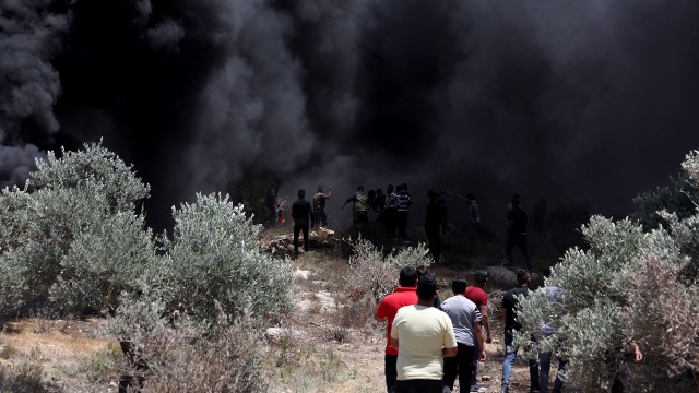 Filistinli kaynaklar, Filistinlilerin Batı Şeria'nın farklı bölgelerinde, özellikle Ramallah'ın batısındaki Kafr Qaddum, Qalqilya ve Ni'lin kasabalarında da gösteriler düzenlediğini söyledi.
