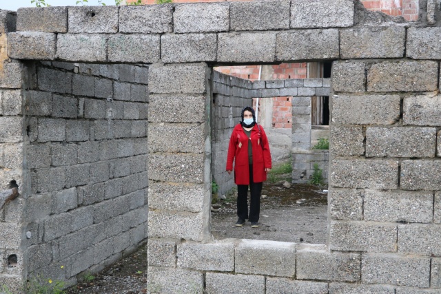  Allah razı olsun deriz. Ben de yardımlarla ayakta duruyorum. Bunlar bize bakıyordu. Sosyal güvencemiz yoktu. Ormanda çalışıp para kazanıyorlardı. Şimdi mezara koydular. 