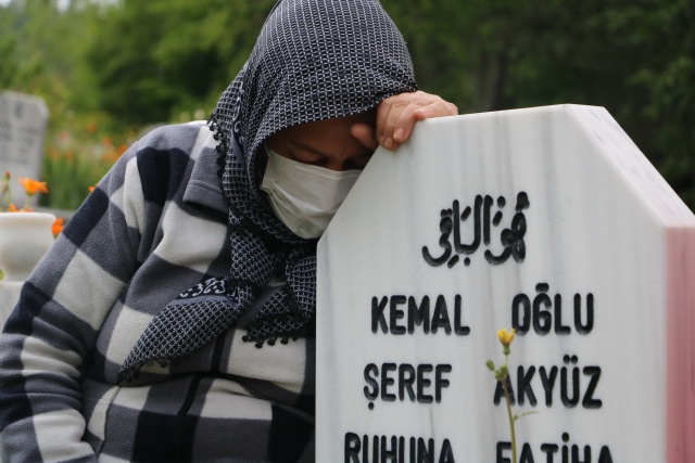 Pusu kurup da benim yavrularımı öldürdüler. Bir arazi için. Benim kocam ormanda çalışıyordu. Ama bunu herkes de biliyordu. İnadına, kıskandılar. Ben nasıl desem bu acıyı bilmiyorum, 14 yaşındaki oğlumdan ne istediler.