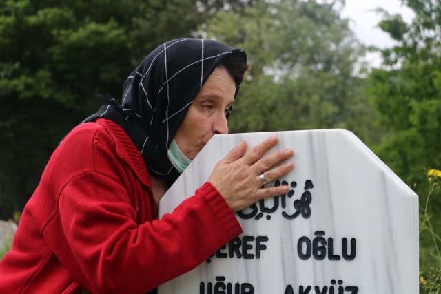 Aradan geçen 4 yıla rağmen halen acısının taze olduğunu anlatan 43 yaşındaki Nursel Güngör, eşi, oğlu ve kayınbiraderinin mezarını ziyaret etti. 