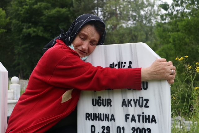 Ailesinin pusuda katledildiğini gözyaşlarıyla anlatan Güngör, “Bu acıya yürek dayanmaz. 14 yaşındaki oğlumdan ne istediler” diyerek feryat etti.
