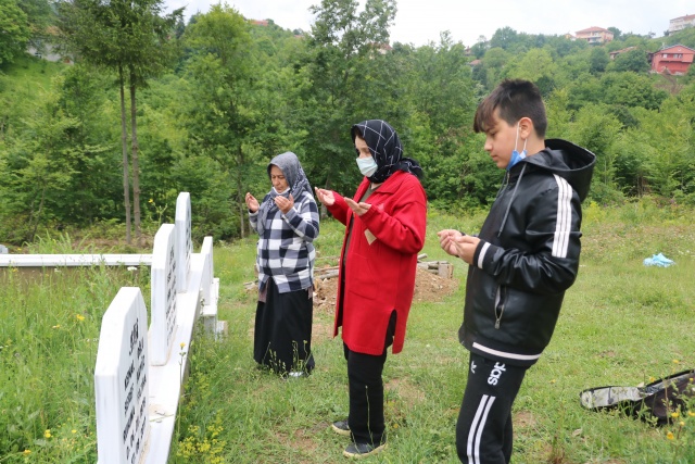 Burada bir evim var ama yapamıyorum. Bir yetimle kaldım. 4 yıl oldu ama çok zor geçti. 12 yaşında oğlumu okutuyorum. İnsanların yardımıyla okutuyorum. Köyüme gelmek istiyorum. Yerleşmek istiyorum. Şu an bin 500 lira baba maaşı alıyorum. Kocam öldükten sonra mecburen kredi çektim” dedi.
