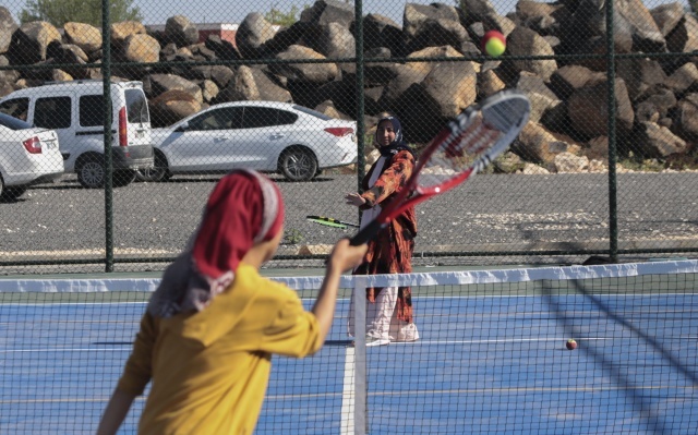 Sekizinci sınıf öğrencisi Büşra Karakeçi ise annesiyle tenis oynadığı için çok mutlu olduğunu dile getirerek, 