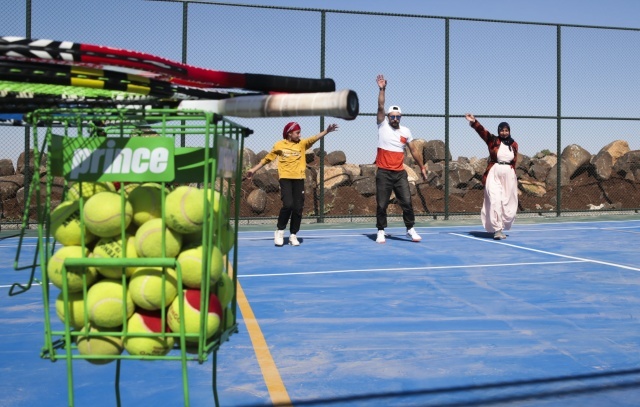 Yöresel kıyafetleriyle tenis kortuna çıkan Karakeçi, tenis kortunun yapılmasının ardından mahallede yaşayanların bu spora ilgi göstermeye başladığını söyledi.