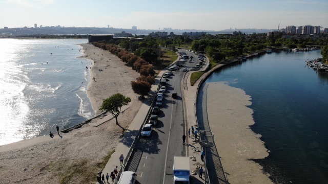 Marmara Denizi’ni etkisi altına alan müsilaj (deniz salyası), Küçükçekmece Menekşe deresine kadar geldi.