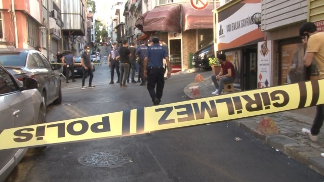 İstanbul’da alacak yüzünden çıkan silahlı çatışma sırasında ortalık savaş alanına döndü. Çatışma sırasında çocuğunu parka götürmek isteyen baba hayatını kaybetti.