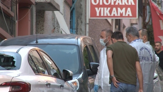 Kurşunlar nedeniyle sokaktan geçen kurye ve mahalle sakini bacağından yaralandı. Sokaktaki evlerin pençeleri ve arabaların camlarına da kurşun isabet etti.