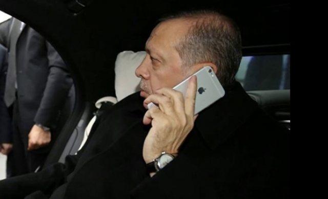 Ancak Cumhurbaşkanı Erdoğan, Android'e göre daha güvenli işletim sistemine sahip iOS'u tercih ettiği biliniyor. Erdoğan bir dönem Apple'ın iPhone 8 Plus telefonunu kullanıyordu.